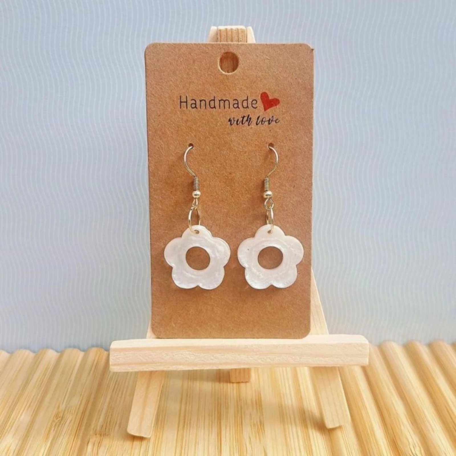 Boucles d'oreilles petites fleurs blanches 